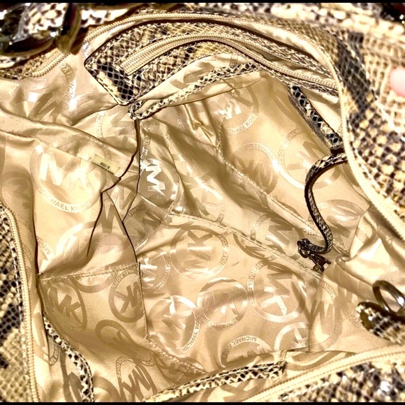 Michael Kors Python🐍Leather Amazing Condition Chain Straps won’t Tarnish - Picture 6 of 12